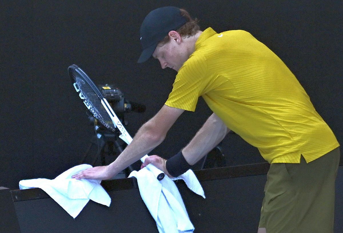 Jannik Sinner, victorie dramatică în fața lui Eliot Spizzirri, în ciuda problemelor de sănătate Jannik Sinner, numărul 2 mondial la tenis, a reușit să se impună în fața americanului Eliot Spizzirri, locul 85 mondial, într-un meci dramatic disputat la Australian Open