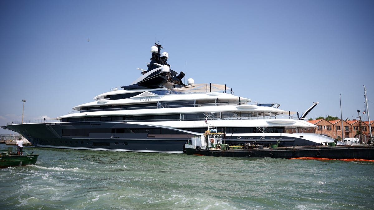 Yachtul Kismet al lui Shad Khan a revenit la Jacksonville, aducând un plus de strălucire orașului Pe 14 noiembrie, yachtul impresionant Kismet, deținut de magnatul Shad Khan, a revenit în Jacksonville, încântând privirile tuturor celor care au avut ocazia să-l observe în port