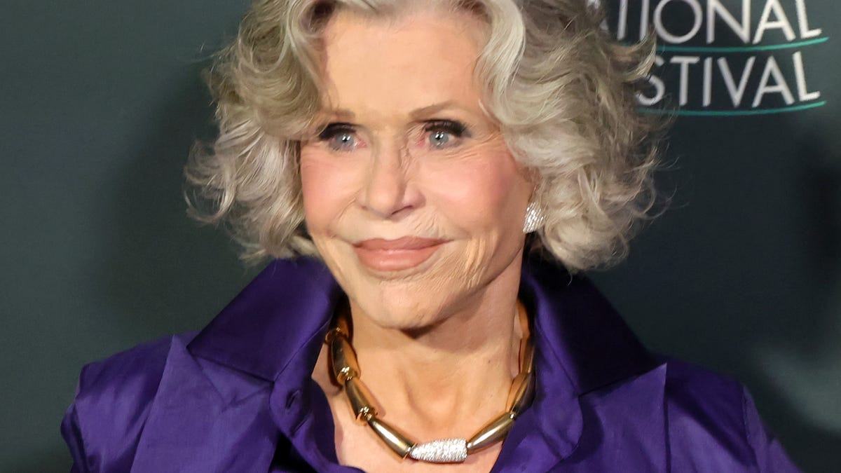 Jane Fonda, critică dură la adresa guvernului SUA Actrița și activista Jane Fonda a folosit platforma emisiunii "The Late Show with Stephen Colbert" pentru a aduce în prim-plan o serie de probleme sociale și politice cu care se confruntă Statele Unite