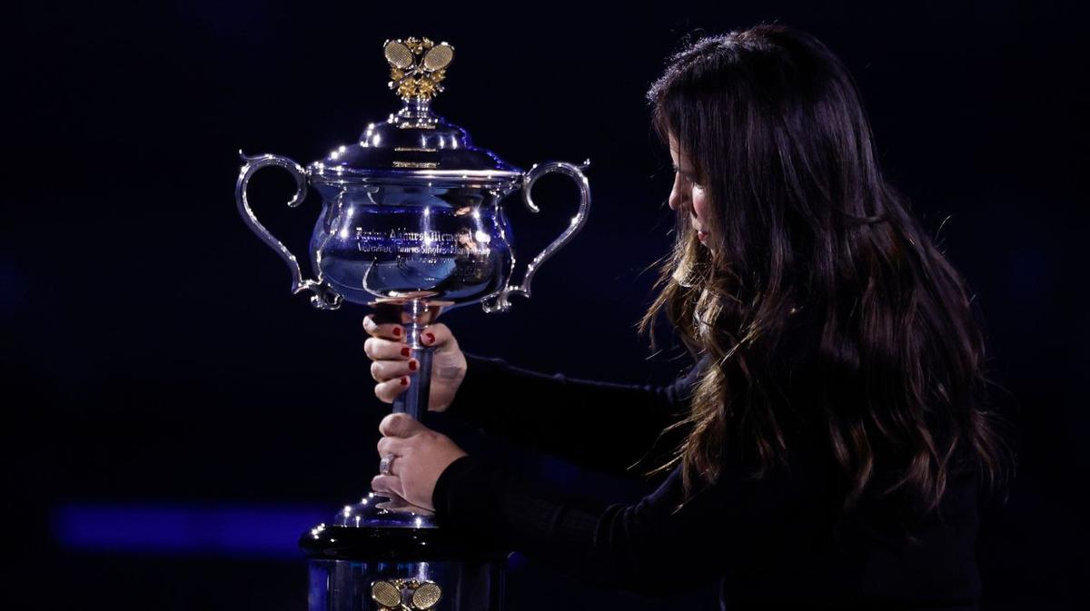 Jennifer Capriati revine pe teren, bucurând publicul cu trofeul australian Legendara tenismenă americană Jennifer Capriati a făcut o apariție rară în cadrul Australian Open, unde a adus pe scenă trofeul Daphne Akhurst Memorial Cup, cu ocazia finalei feminine de sâmbătă seara