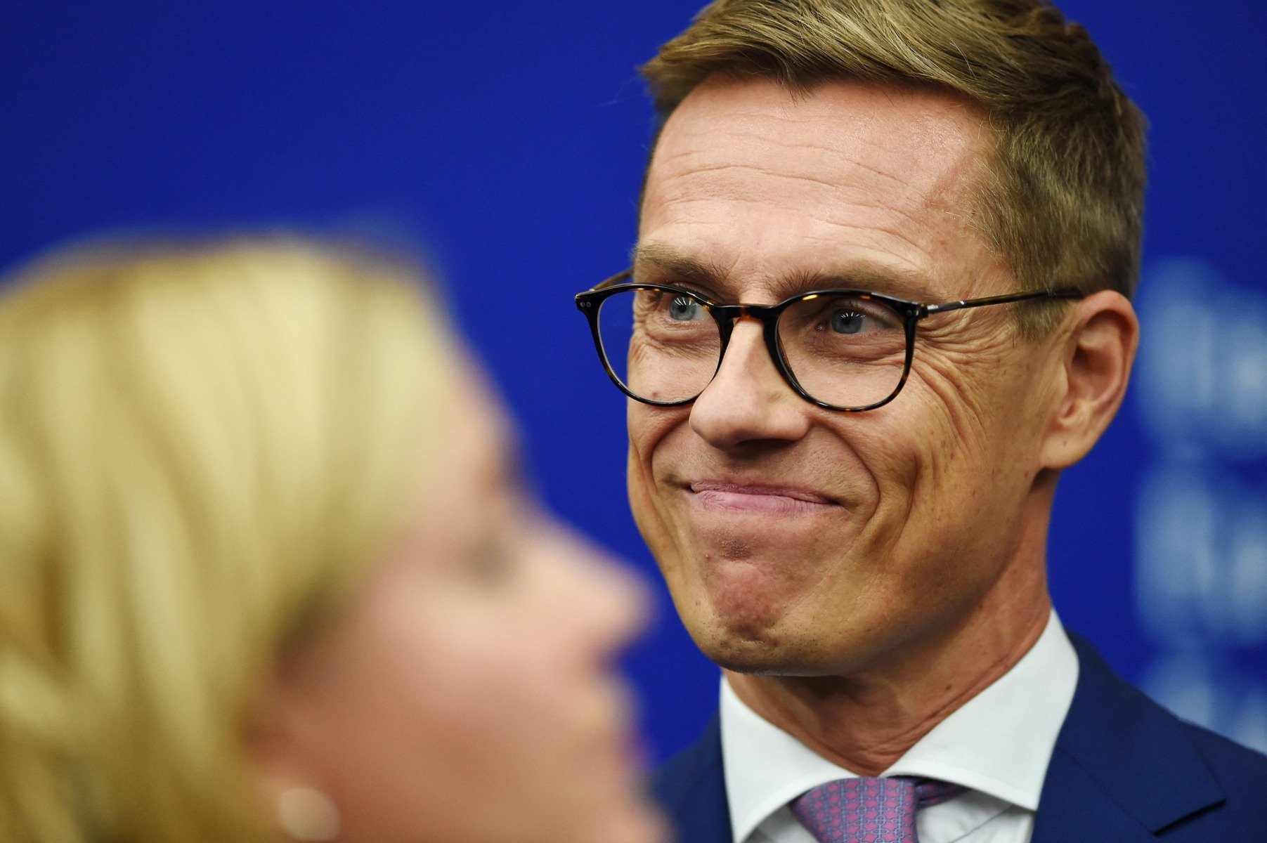 Președintele Finlandei, Alexander Stubb, a lansat recent o declarație șocantă privind poziția globală față de războiul din Ucraina, acuzând președintele american Donald Trump de exercitare a unei presiuni directe asupra Rusiei pentru a impulsiona soluționarea conflictului