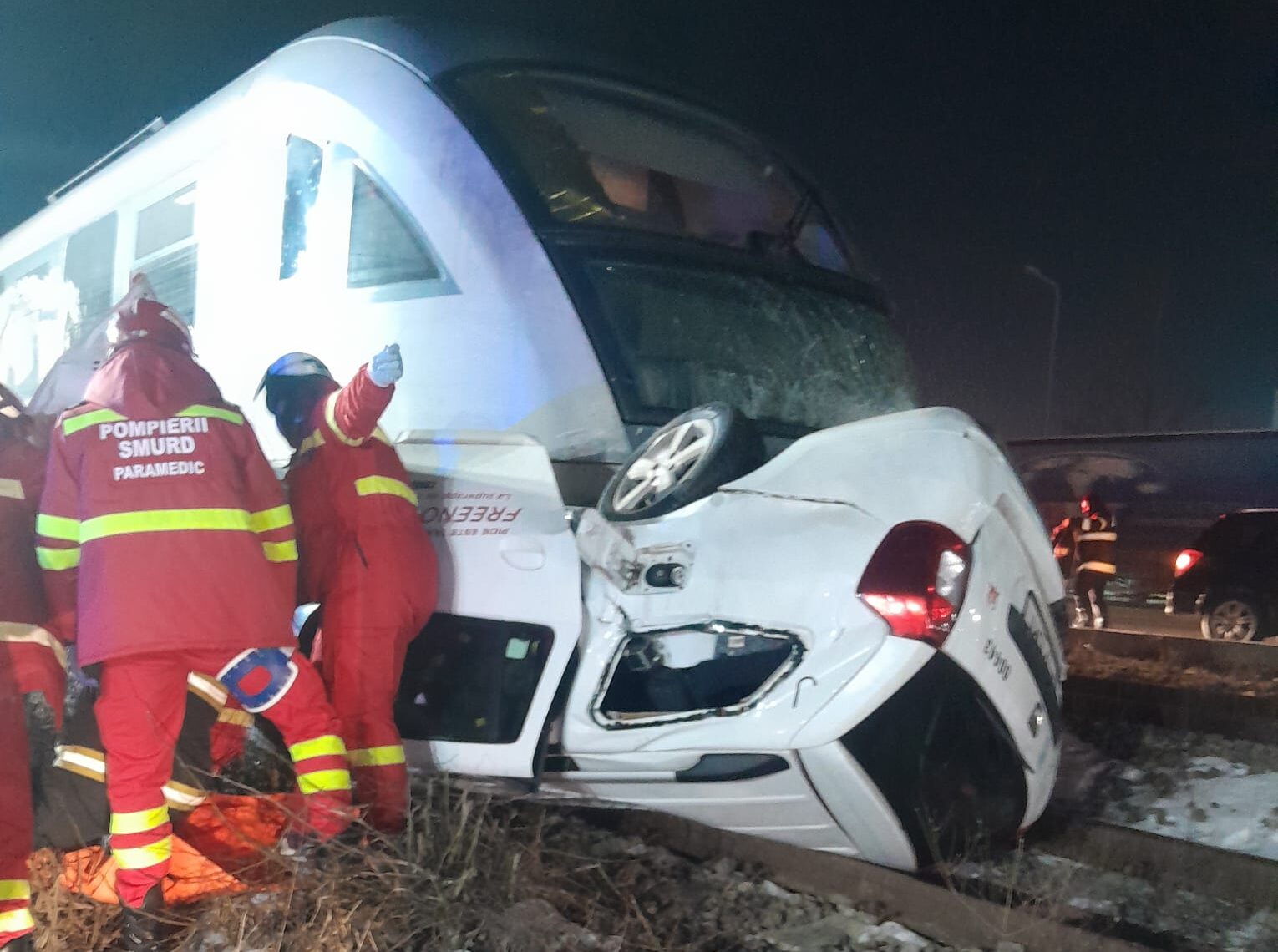 Accident feroviar la Chiajna: trenul lovește o mașină răsturnată pe șine, o persoană încarcerată Un incident grav s-a petrecut marți seară în zona Chiajna, unde un tren al Societății Naționale de Transport Feroviar Călători (CFR Călători) a lovit o mașină răsturnată pe șine, răsturnare care s-a dovedit a fi fatidică pentru conducătorul auto