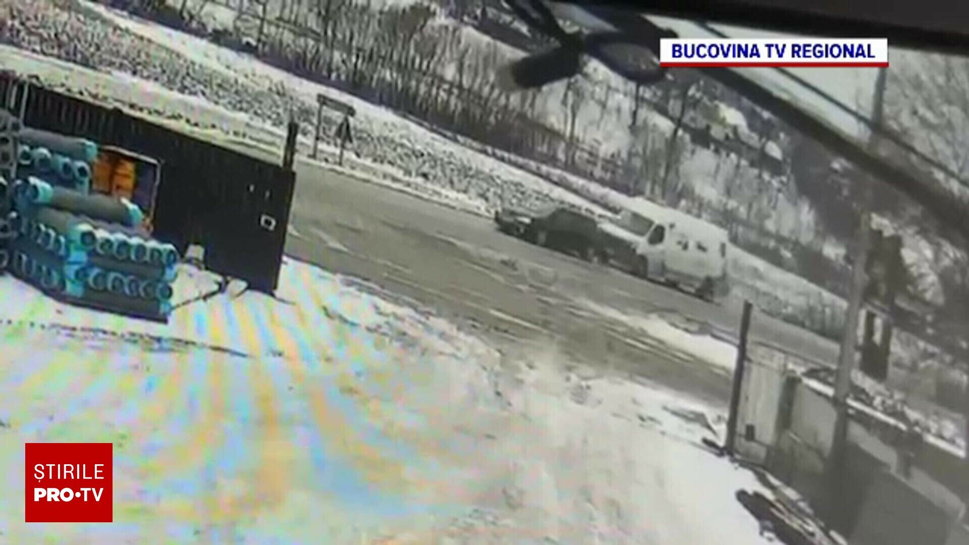 Accident rutier grav pe Drumul European 85 în județul Suceava Pe Drumul European 85, în județul Suceava, un accident rutier soldat cu doi răniți a avut loc astăzi, surprins de camerele de supraveghere