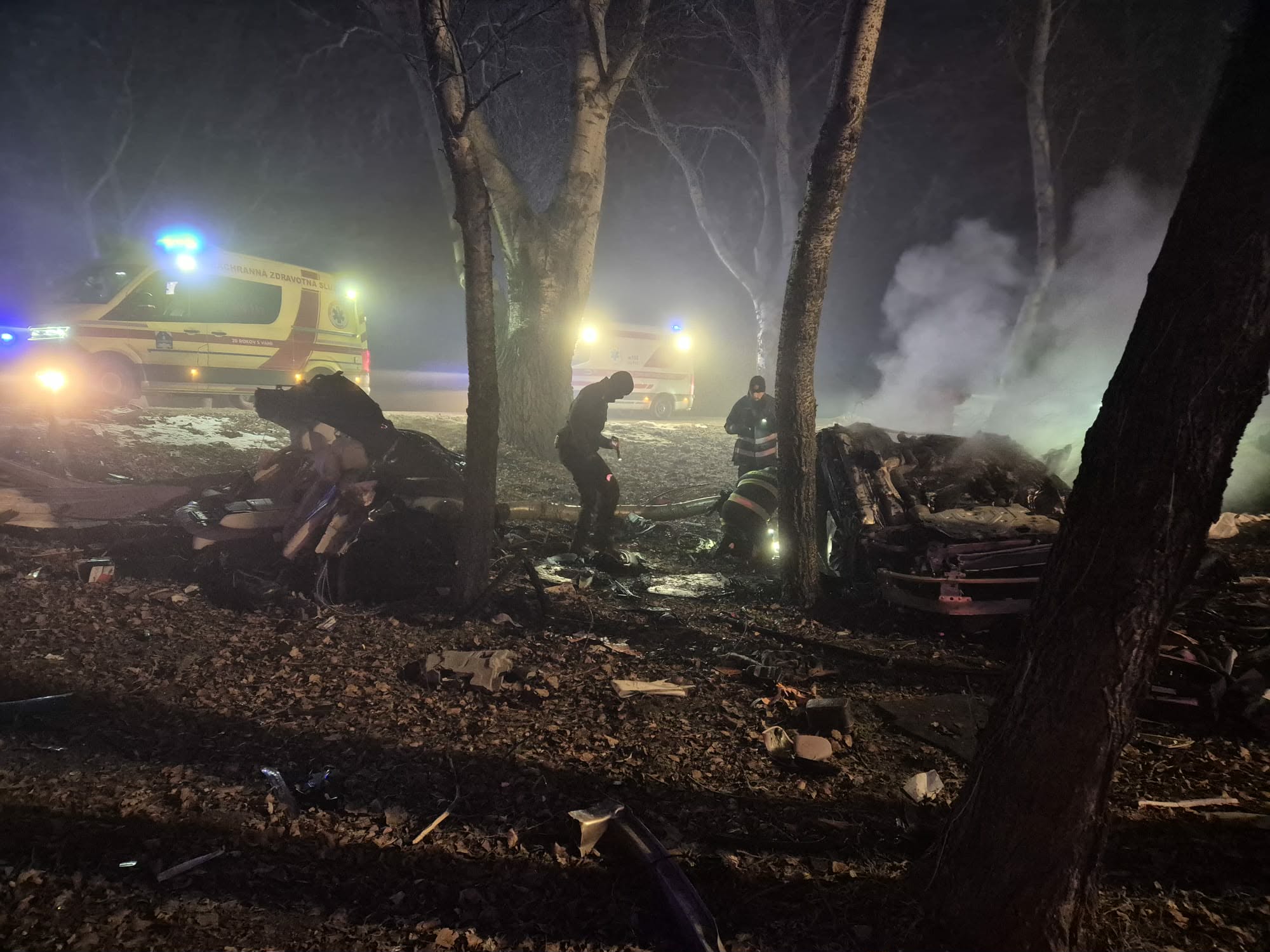 Tragedie pe drumurile din Slovacia: Un accident fatal implicând o cunoscută influenceriță Un grav accident de circulație a avut loc pe un drum din apropierea localității Nagymegyer, unde un automobil marca Mercedes S 580 a părăsit carosabilul și s-a izbit violent de copaci