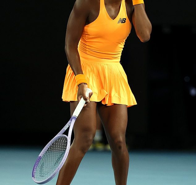 MELBOURNE, AUSTRALIA - 27 DE ENERO: Coco Gauff de Estados Unidos reacciona contra Elina Svitolina de Ucrania durante el partido de cuartos de final de individuales femeninos el día 10 del Abierto de Australia 2026 en Melbourne Park el 27 de enero de 2026 en Melbourne, Australia. (Foto: Phil Walter/Getty Images)