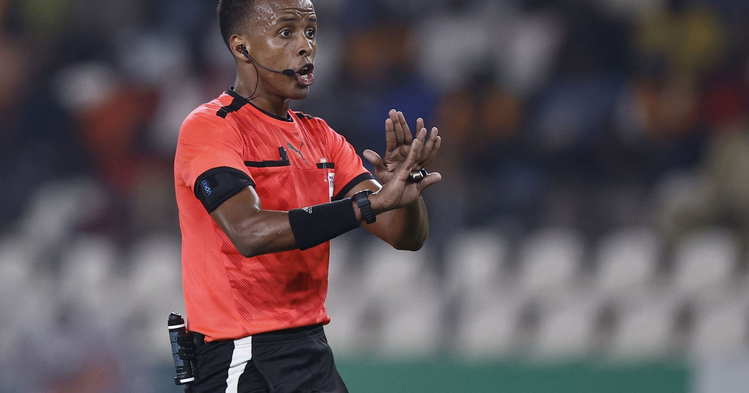 Arbitrul Omar Abdulkadir Artan, înlocuit înainte de duelul Algeria - Nigeria din Cupa Africii O decizie surprinzătoare a Comitetului de Arbitraj al Confederației Africane (CAF) a șocat lumea fotbalului, după ce arbitrul somalez Omar Abdulkadir Artan a fost înlocuit cu mai puțin de 48 de ore înainte de meciul crucial dintre Algeria și Nigeria, programat sâmbătă seara în Marrakech