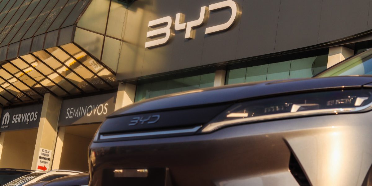 BYD este pe cale să depășească Tesla ca cel mai mare vânzător global de vehicule electrice