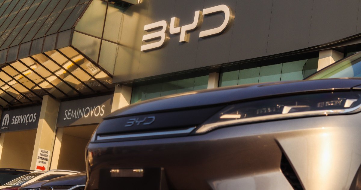 BYD întrece Tesla și devine lider mondial în vânzările de vehicule electrice Producătorul chinez de automobile BYD a reușit performanța remarcabilă de a depăși Tesla, devenind astfel cel mai mare vânzător de vehicule electrice din lume