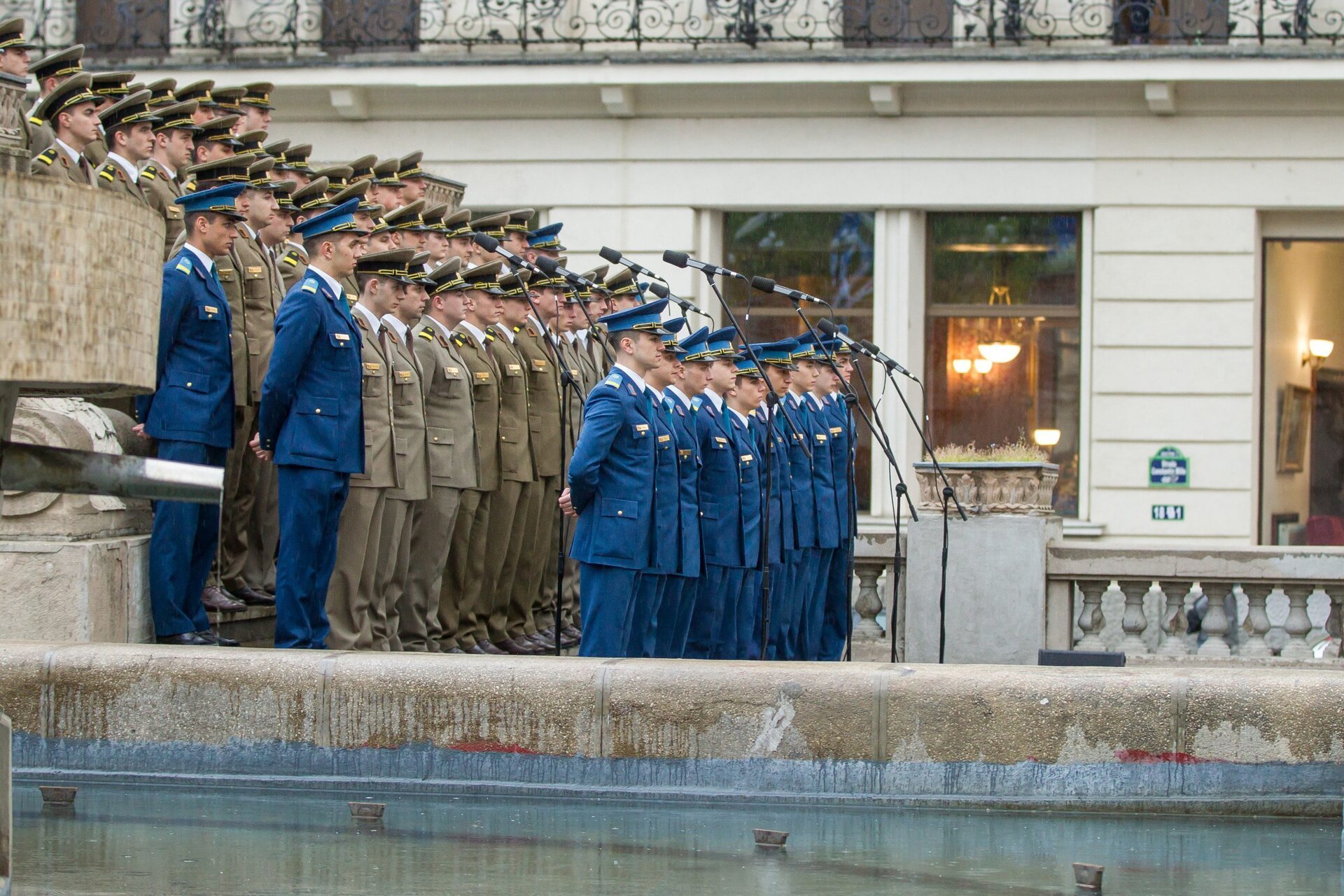 Bugetarii cu pensii speciale, obligați să renunțe la 85% din pensie pentru a rămâne la stat Guvernul Bolojan a avansat ieri, în primă lectură, un proiect de lege controversat care impune tăieri drastice de pensii pentru bugetarii cu pensii de serviciu și militare care aleg să continue să lucreze în sectorul public