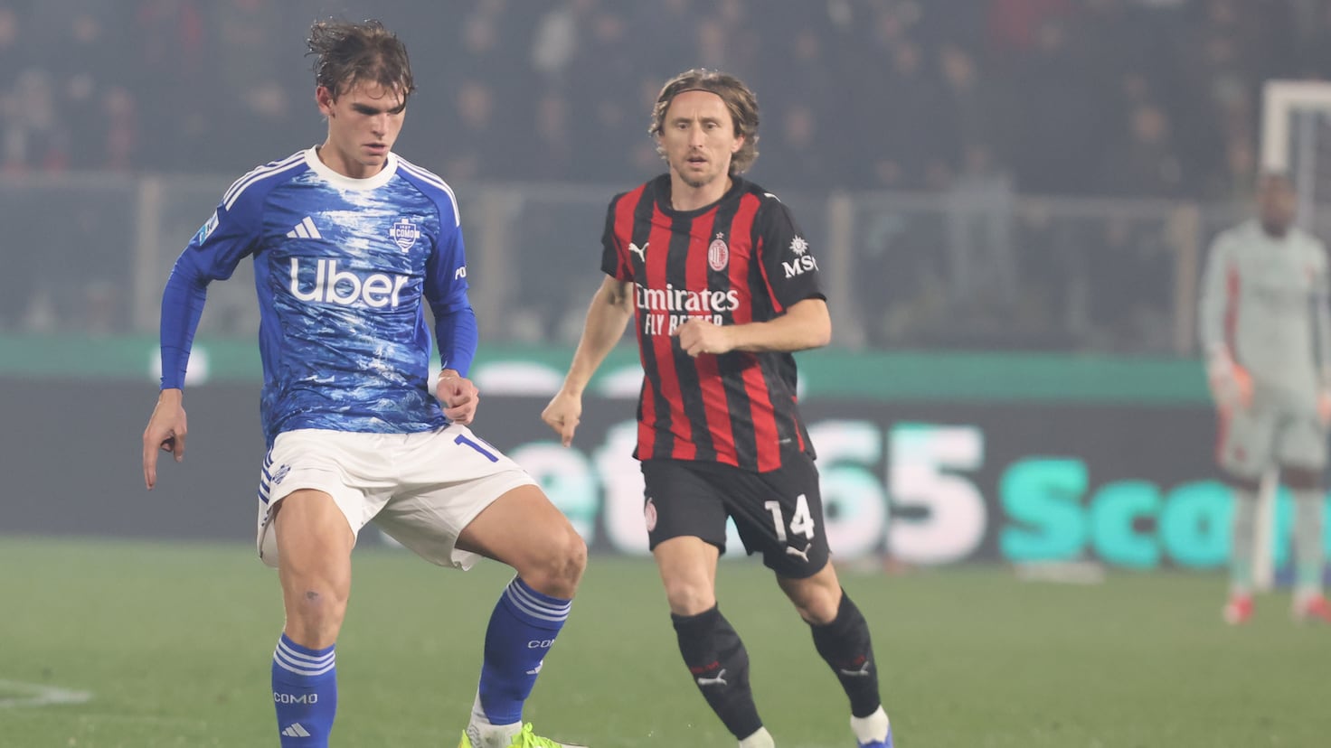 Milan rupe gheața pe terenul lui Como, rămânând pe urmele liderului Inter AC Como a fost învins astăzi cu 3-1 de AC Milan, marcând o premieră pentru sezonul 2023-2024: rossoneri sunt primul club din Serie A care reușește să obțină o victorie pe terenul formației antrenate de Cesc Fàbregas