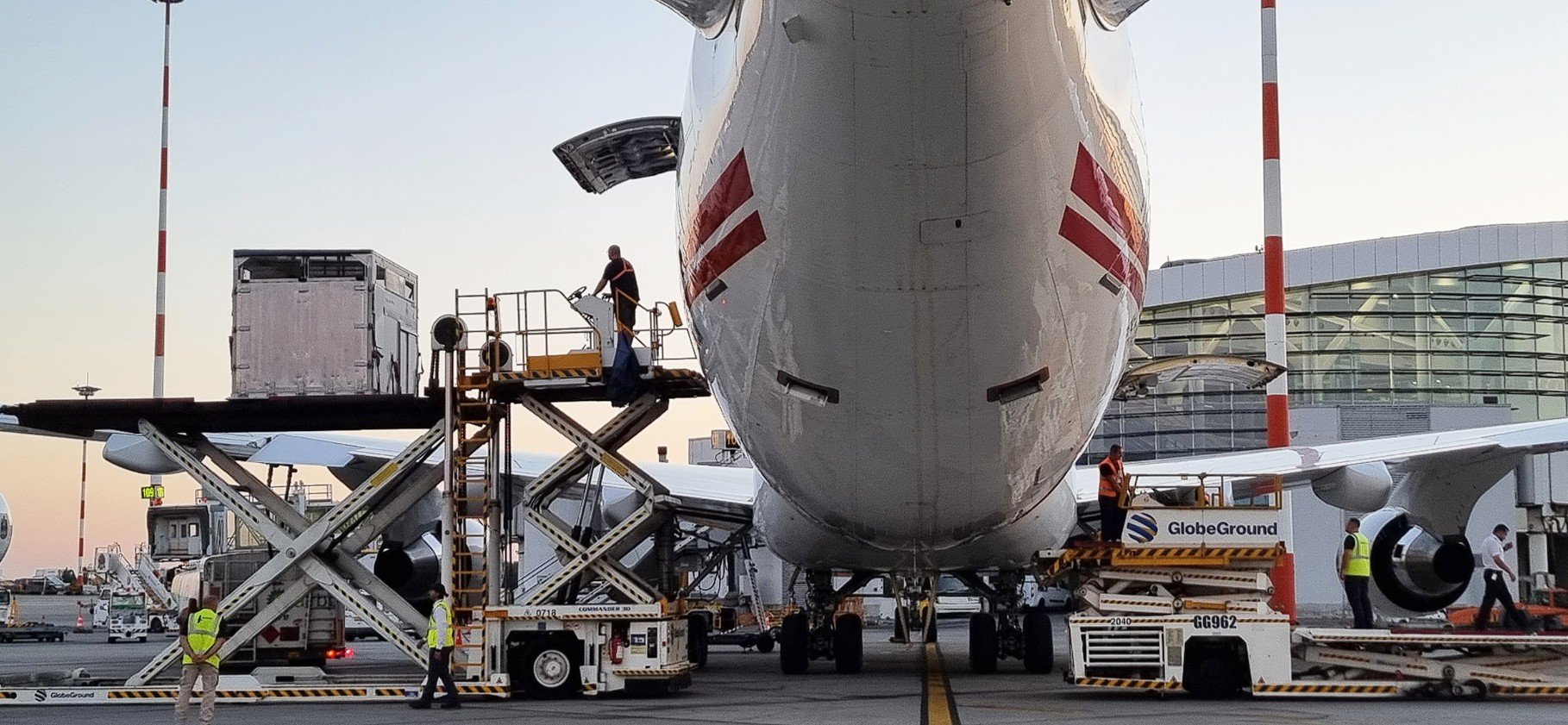 Taxa „Temu” a dus la disruption major în traficul de colete extracomunitare, generând pierderi semnificative pentru Aeroportul Otopeni și bugetul național Implementarea taxei de 25 de lei pe coletele extracomunitare, cunoscută ca „taxa Temu”, a avut efecte neașteptate de-a lungul ultimelor luni, în special în ceea ce privește traficul aerian de mărfuri