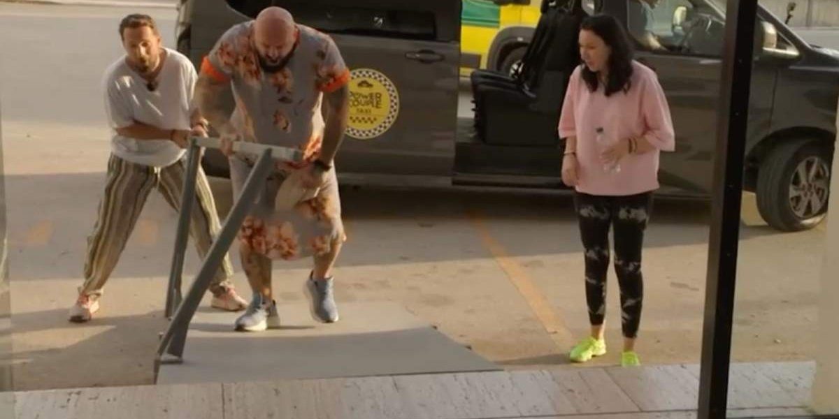 Cătălin Zmărăndescu a rupt o balustradă și s-a plimbat cu ea prin spital la Power Couple, la proba „Au, mami!”