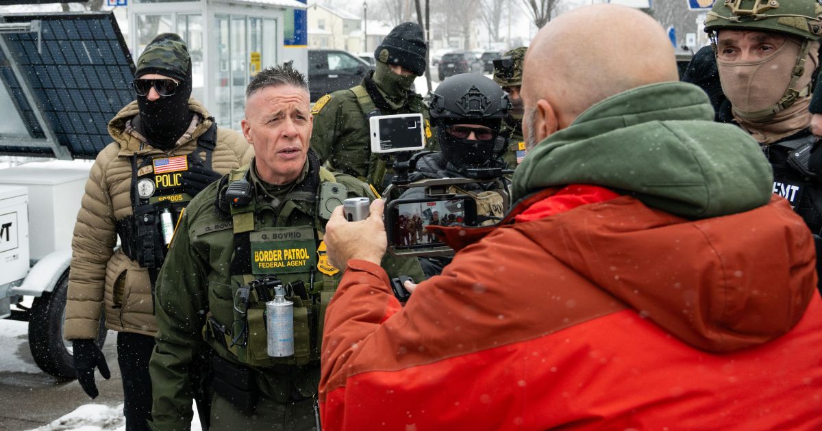 DHS suspendă accesul lui Gregory Bovino la rețelele sociale după comentarii controversate Departamentul de Securitate Internă al Statelor Unite (DHS) a decis să suspende cu efect imediat accesul comandantului Patrulii de Frontieră, Gregory Bovino, la conturile sale de socializare