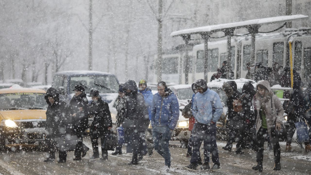 Ciocnirea maselor de aer aduce ger și ninsori în România