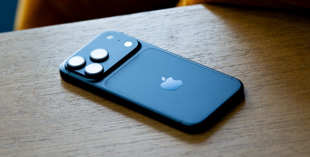 Apple va absorbi costurile crescute pentru a menține prețurile iPhone 18 Într-un context global marcat de lipsa de memorie, Apple intentionează să evite creșterea prețurilor pentru noul model de iPhone 18 „atât cât se poate”