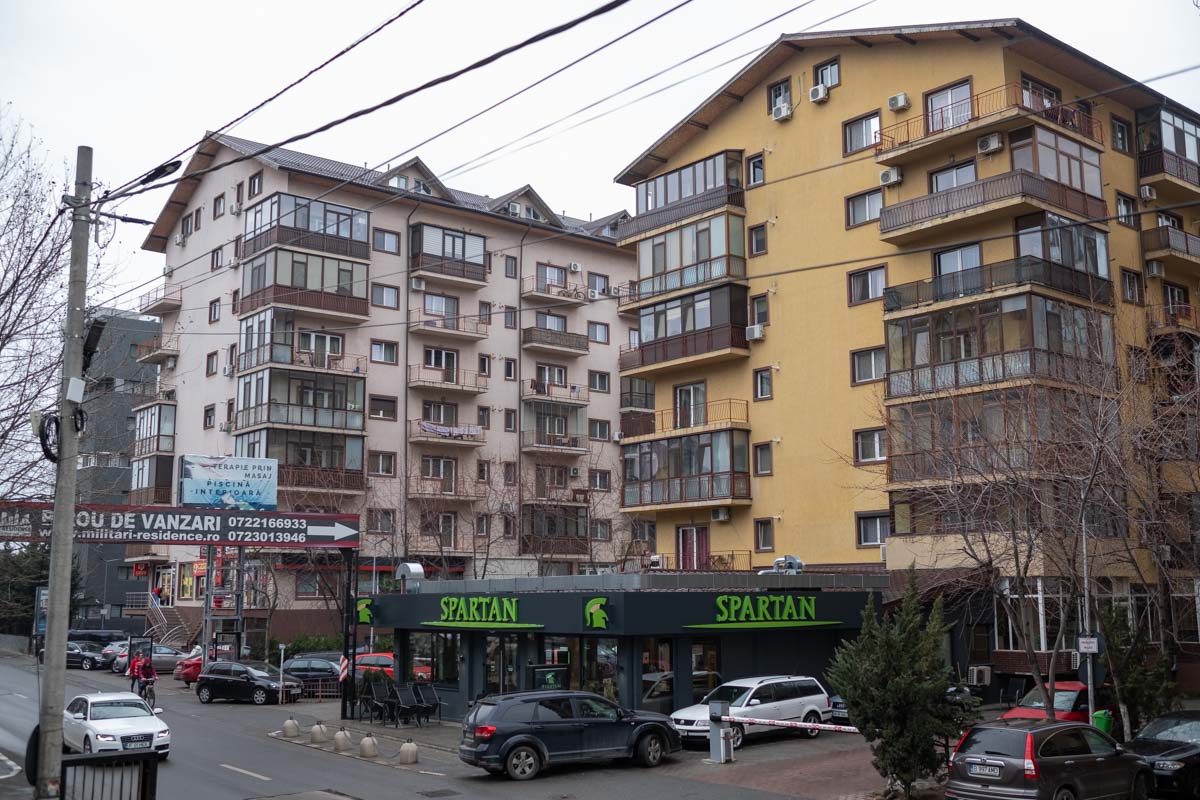 Premierul Ilie Bolojan a făcut recent declarații care aduc în prim-plan o temă sensibilă pentru români: creșterea semnificativă a impozitului pe proprietate în ultimele luni