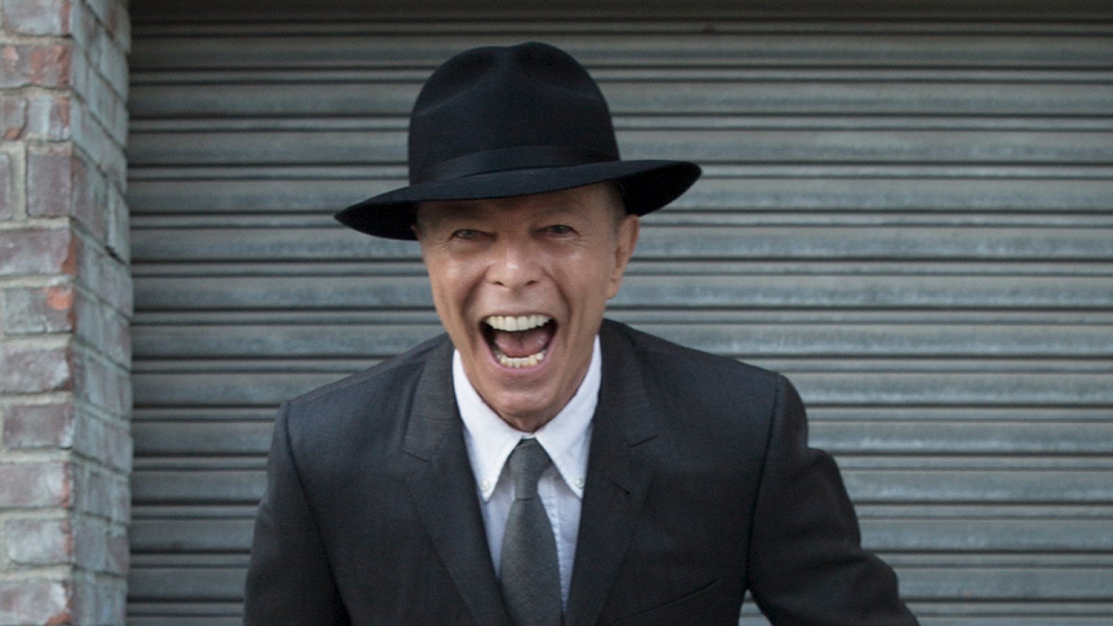 David Bowie, 10 ani de la Plecarea în Stele: Moștenirea unui Întreaga Generație În această săptămână, fanii din întreaga lume își amintesc cu nostalgie de David Bowie, strălucita icoană a muzicii rock, care a părăsit această lume acum zece ani