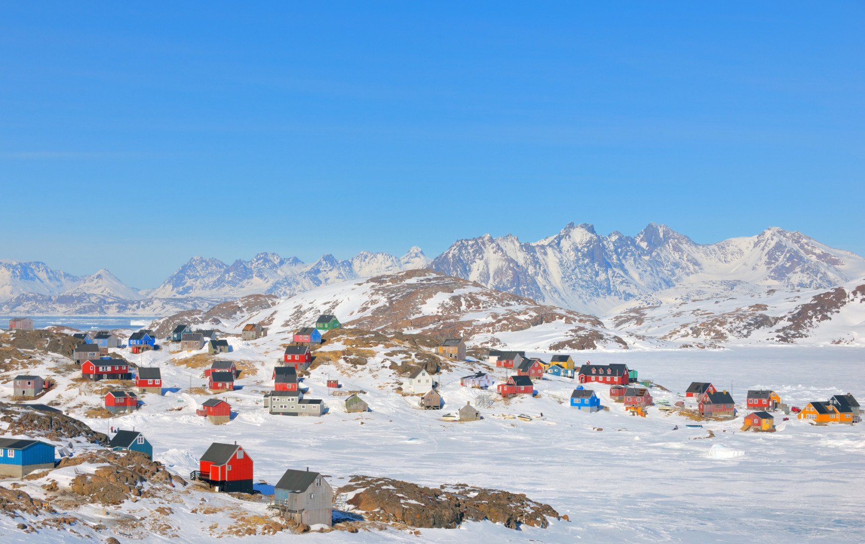 Statele Unite își intensifică prezența în Groenlanda, discutând despre posibilitatea unor baze militare și supraveghere arctică Intrarea rapidă în noua eră geopolitică a regiunii arctice devine tot mai evidentă odată cu inițiativele recente ale administrației americane, care plănuiesc să extindă influența în Groenlanda, cea mai mare insulă a lumii