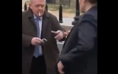 Imagini virale cu șefii diplomațiilor din Danemarca și Groenlanda care fumează „nervos” după discuțiile de la Casa Albă