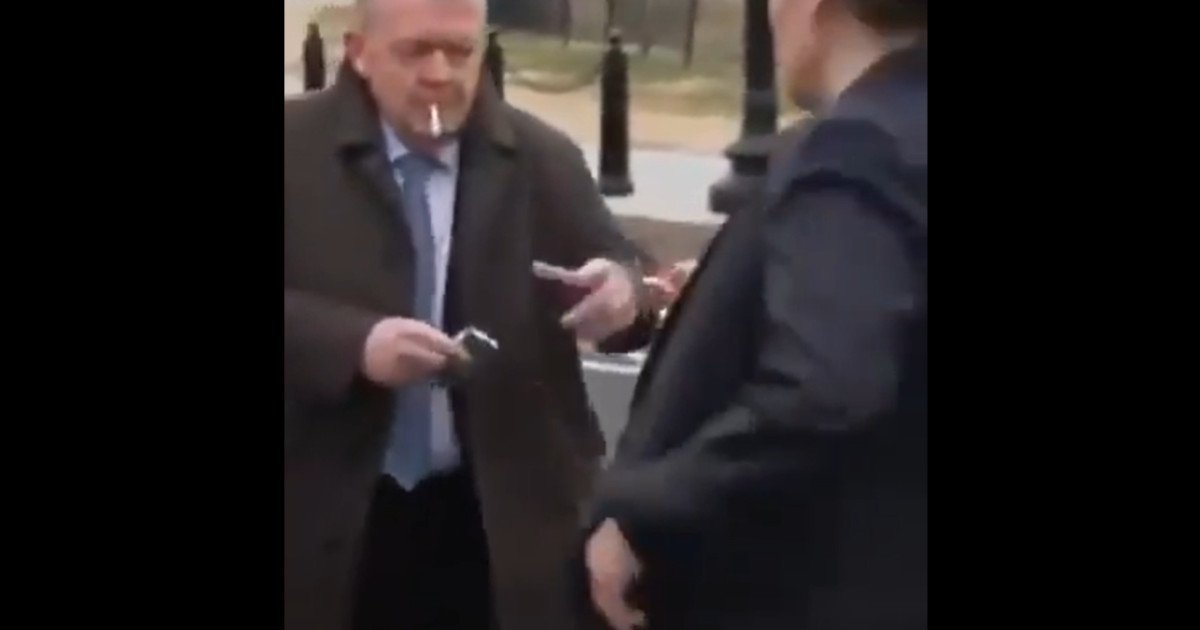 Discuții încinse la Casa Albă: Miniștrii europeni surprinși fumând după întâlnire Un videoclip postat pe rețelele sociale a stârnit un val de reacții, arătându-i pe miniștrii de externe ai Danemarcei și Groenlandei fumând țigări în fața Casei Albe, după discuțiile intense cu oficialii americani