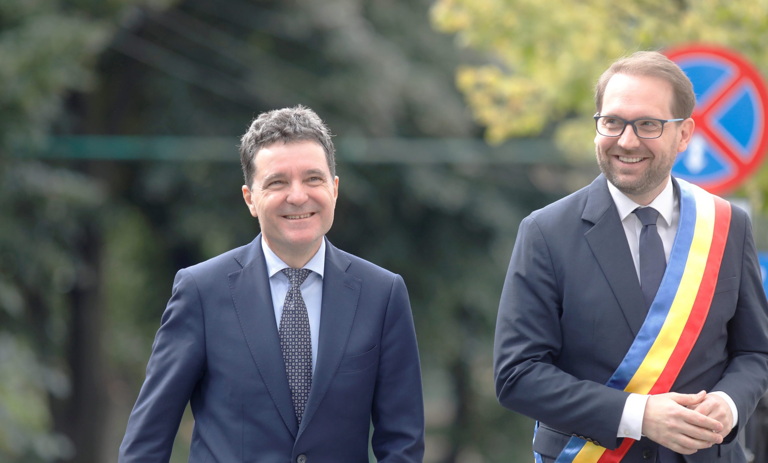 Dominic Fritz, liderul USR, confirmă întâlnirile săptămânale cu Nicușor Dan la Cotroceni pentru discuții exclusive pe teme de actualitate Întâlniri regulate pentru coordonare în viața urbană a Capitalei Liderul USR, Dominic Fritz, a dezvăluit că, de aproape un an și jumătate, stabilește o rutină de întâlniri săptămânale cu primarul Capitalei, Nicușor Dan, pentru discuții privite ca un mecanism de coordonare și de evaluare a situației capitalei