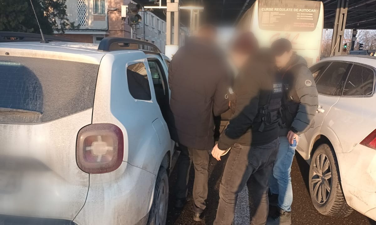 Polițiștii de frontieră de la Punctul de Trecere a Frontierei Albița au reușit să facă o captură cu adevărat spectaculoasă: au identificat și reținut un bărbat cu cetățenie belarusă, urmărit internațional, care fusese în stare de evadare din închisoarea din Belarus de abia o zi înainte