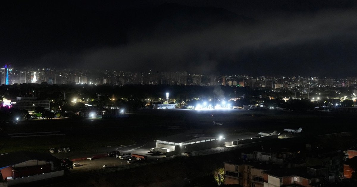 Explozii puternice zguduie Caracasul în apropierea unei baze militare Noaptea de vineri spre sâmbătă a fost marcată de explozii puternice în Caracas, capitala Venezuelei, care au avut loc în jurul orei locale 02:00 (08:00 ora României)