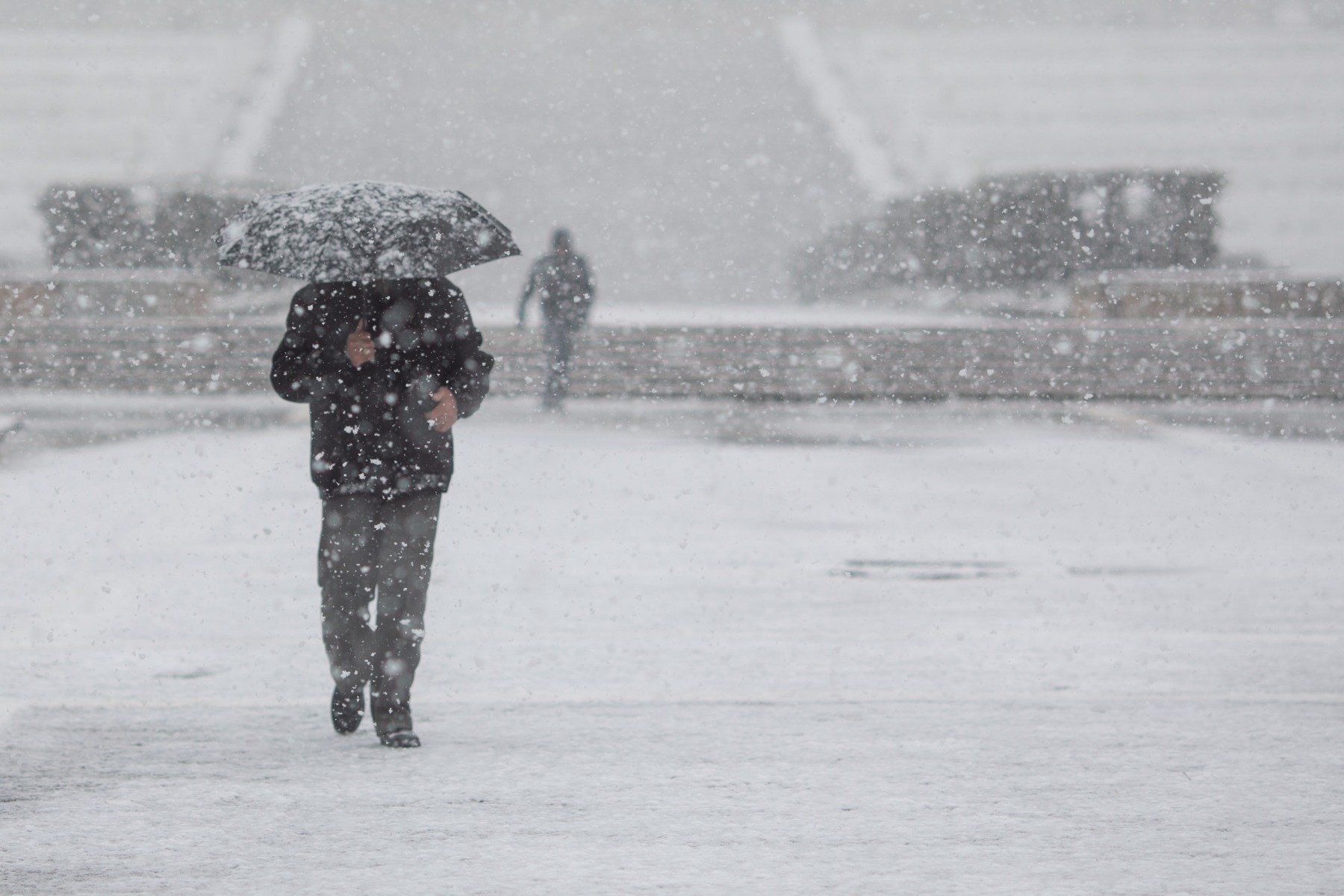 Vremea continuă să fie extrem de capricioasă în România: ger persistent și riscul ridicat de polei pe alocuri Deși meteorologii anunță o ușoară creștere a temperaturilor în următoarele zile, gerul înghețat nu va dispărea complet din peisajul românesc, iar riscul de polei în zonele de vest, centru și sud devine o problemă reală pentru circulație