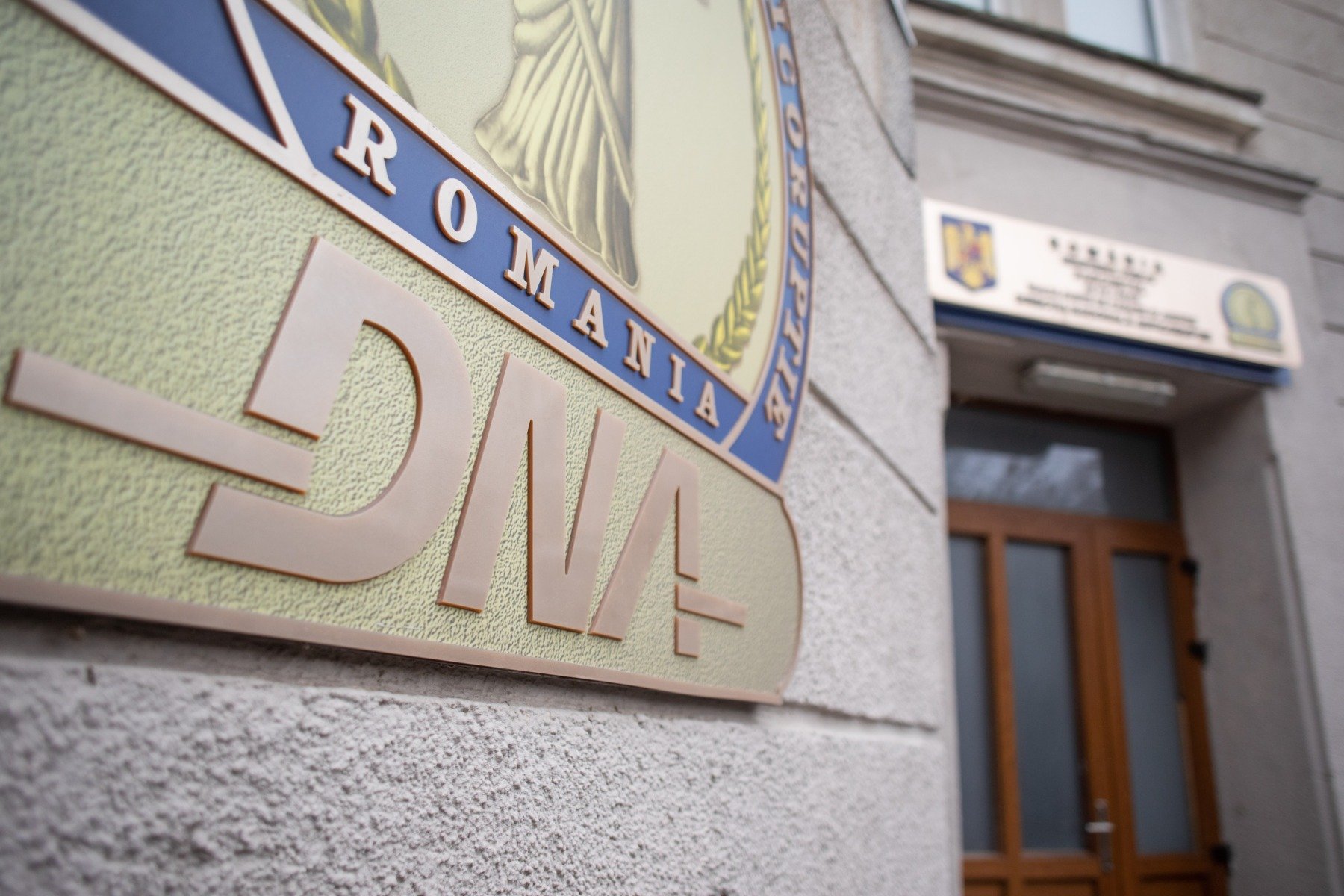 Trei persoane implicate într-un dosar de corupție la nivel înalt, între care cinci inspectori antifraudă, doi administratori de firme și o persoană fără calitate specială, au încheiat acorduri de recunoaștere a vinovăției cu DNA, punând astfel capăt unor luni de anchete vizând acte de corupție în domeniul fiscal și economic