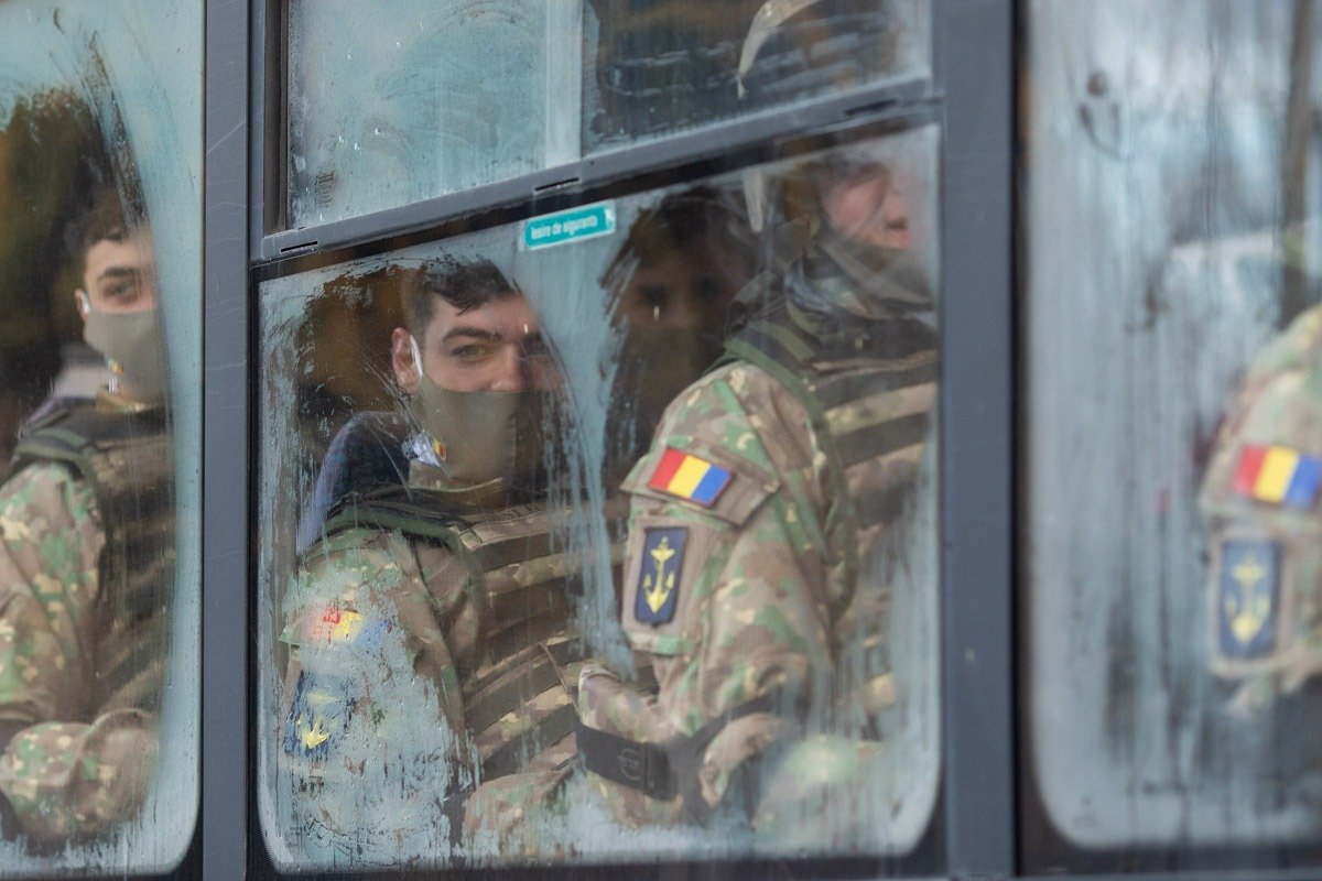 Ministrul Apărării revizuiește legislația pensiilor speciale: obiectivul este menținerea personalului militar în activitate fără tăieri salariale Ministrul Apărării Naționale, Angel Tîlvăr, a anunțat recent că autoritățile întrevăd modificări în regimul pensiilor speciale pentru personalul militar, menite să asigure prelungirea duratei de activitate fără a afecta salariile sau pensiile celor deja pensionați