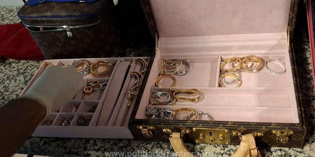 Contrabandă de lux descoperită pe Aeroportul Otopeni: bunuri estimate la peste 3 milioane de euro ascunse în bagajele a două femei din Dubai Polițiștii de frontieră și reprezentanții Autorității Vămale din România au făcut o descoperire notabilă la Aeroportul Internațional „Henri Coandă” Otopeni, unde au confiscat bunuri de o valoare impresionantă, estimate la peste 3 milioane de euro