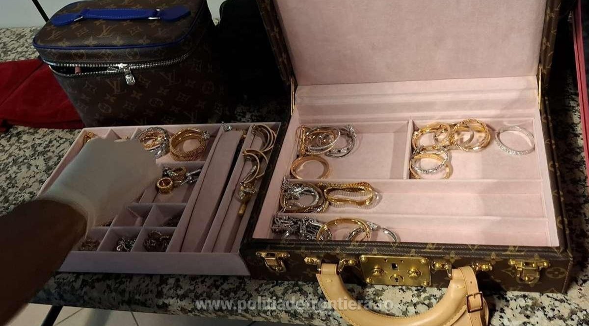 Contrabandă de lux descoperită pe Aeroportul Otopeni: bunuri estimate la peste 3 milioane de euro ascunse în bagajele a două femei din Dubai Polițiștii de frontieră și reprezentanții Autorității Vămale din România au făcut o descoperire notabilă la Aeroportul Internațional „Henri Coandă” Otopeni, unde au confiscat bunuri de o valoare impresionantă, estimate la peste 3 milioane de euro