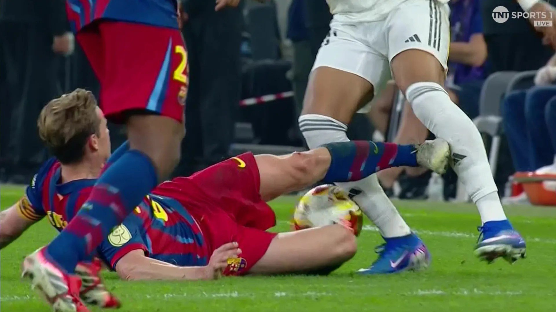 Frenkie de Jong, eliminat în finala Supercupei Spaniei după un tackle riscant asupra lui Kylian Mbappe Frenkie de Jong, mijlocașul echipei Barcelona, a fost eliminat din teren în ultimele clipe ale finalei Supercupei Spaniei, după un tackle periculos asupra starului francez Kylian Mbappe