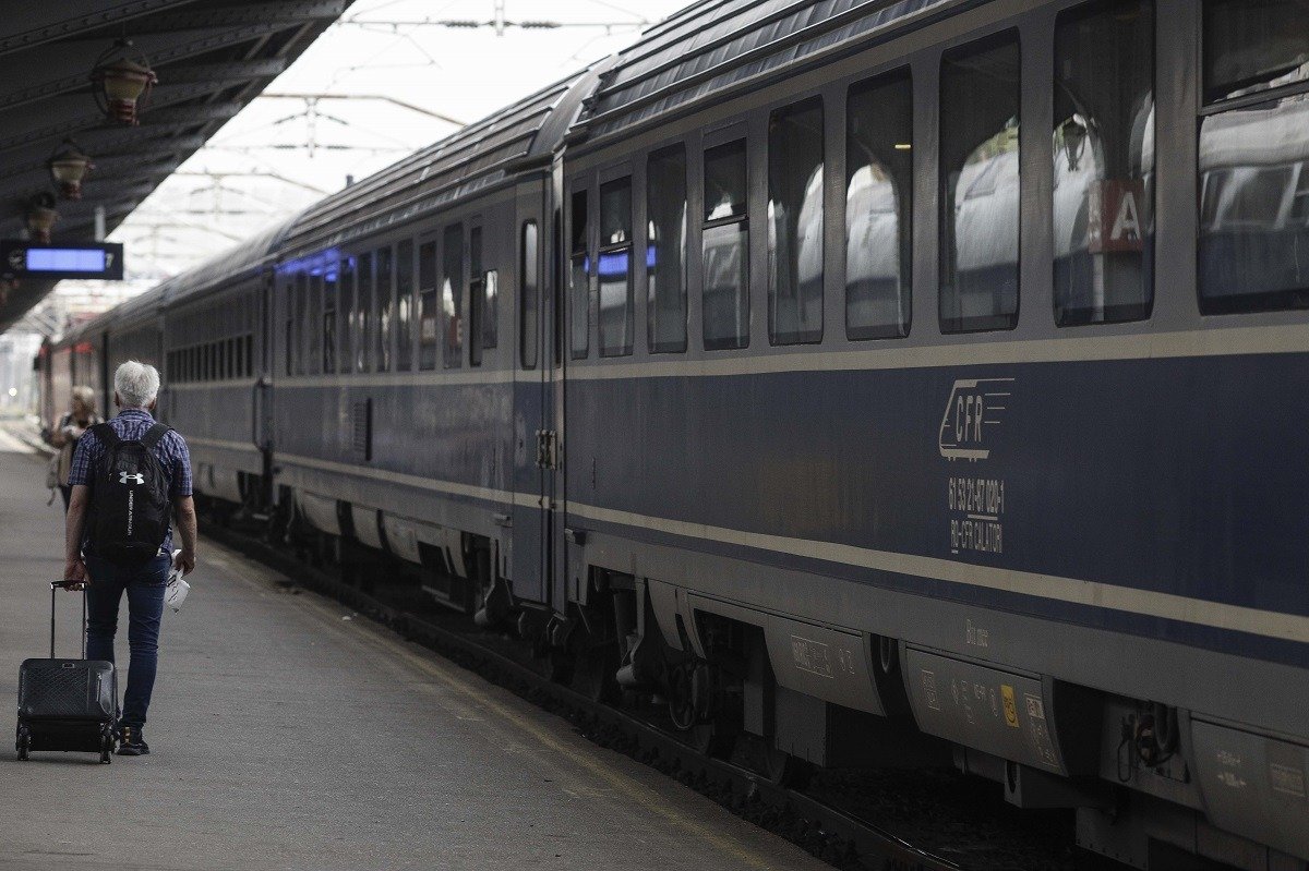 Gara de Nord din București, un punct nodal vital pentru rețeaua feroviară a României, se confruntă, în această dimineață, cu trafic feroviar intens și o serie de întârzieri semnificative