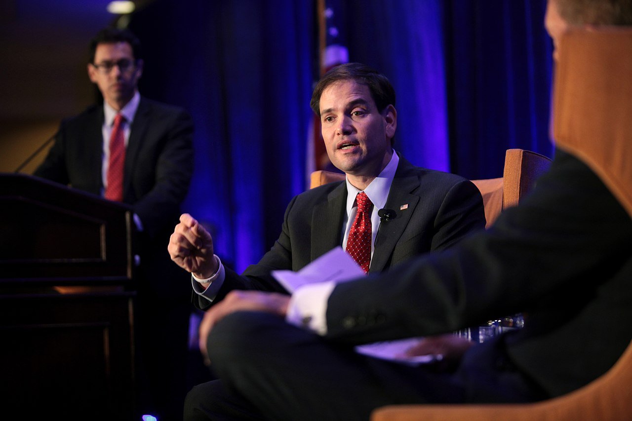 Marco Rubio, audiat de Senat privind politica SUA în Venezuela: o punte între ambiții și controverse Miercuri, în fața Comisiei pentru Relații Externe a Senatului american, senatorul Marco Rubio a fost audiat vreme de aproape trei ore, într-un eveniment ce reverberează în cea mai recentă etapă a politicii externe a Statelor Unite în America Latină