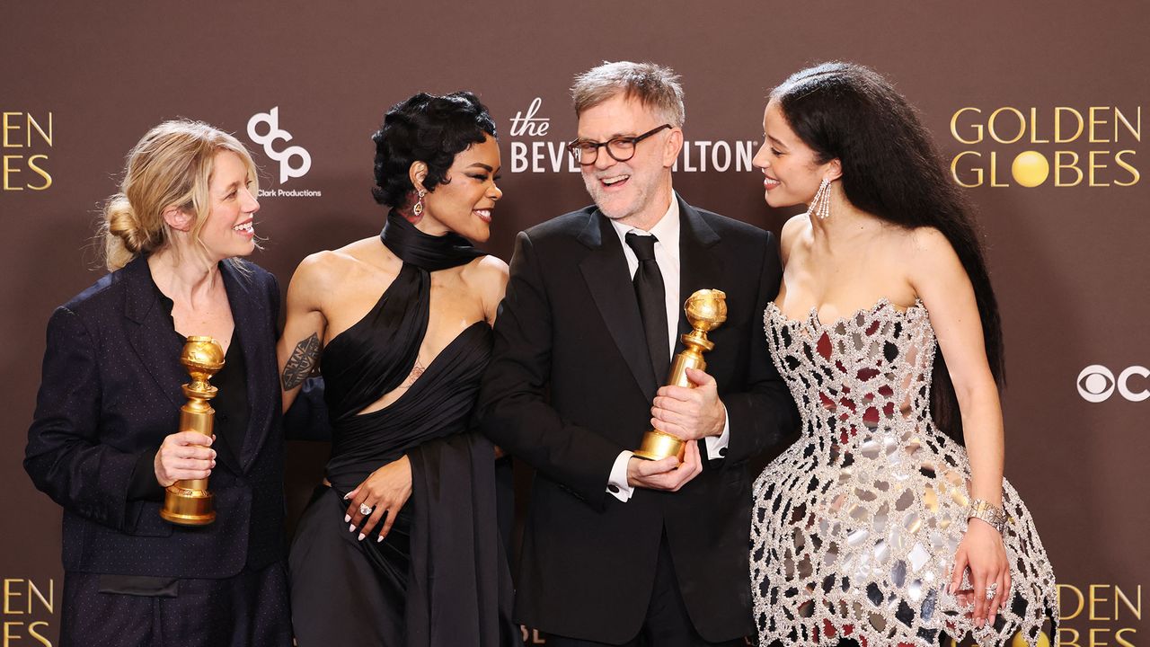 „One Battle After Another” câștigă la Globurile de Aur 2026 Filmul „One Battle After Another”, regizat de Paul Thomas Anderson, s-a impus ca favorit la ediția din 2026 a Globurilor de Aur, obținând premii pentru cea mai bună imagine, regie, scenariu și, de asemenea, pentru cea mai bună actriță în rol secundar, atribuită Teyanei Taylor