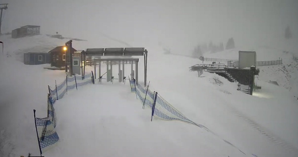 Vremea extremă din Munții Bucegi a blocat temporar funcționarea instalațiilor de transport pe cablu din zona Sinaia, impunând restricții severe pentru turiști și localnici