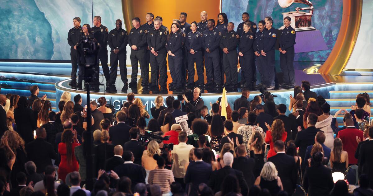 Grammy-urile 2026: De la haos la armonie, cu o nouă eră în muzica globală Ceremonia premiilor Grammy din acest an, programată să aibă loc duminică, promite să fie una memorabilă, nu doar datorită artiştilor de top care vor urca pe scenă, ci mai ales prin modul în care organizatorii au reușit să transforme haosul din anii anteriori într-o experiență captivantă