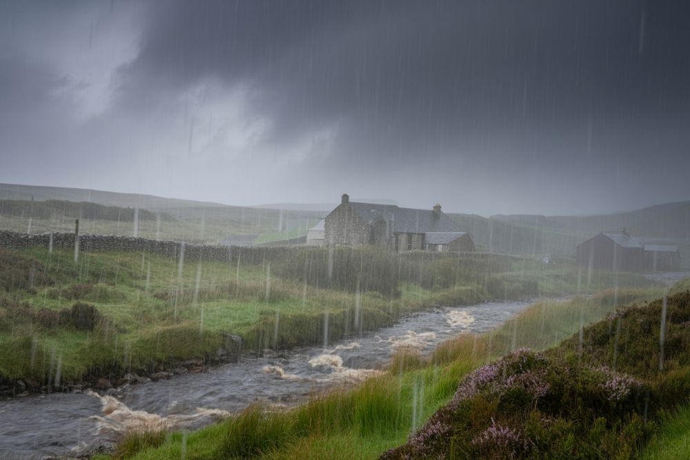 Avertizări de ploi torențiale în Scoția și Irlanda de Nord: Ce trebuie să știe turiștii pentru a rămâne în siguranță Avertizările de ploi torențiale vizează în prezent Scoția și Irlanda de Nord, punând la încercare planurile de vacanță ale multor turiști care sperau la vreme frumoasă pentru drumeții în Highlands sau plimbări la Giant’s Causeway