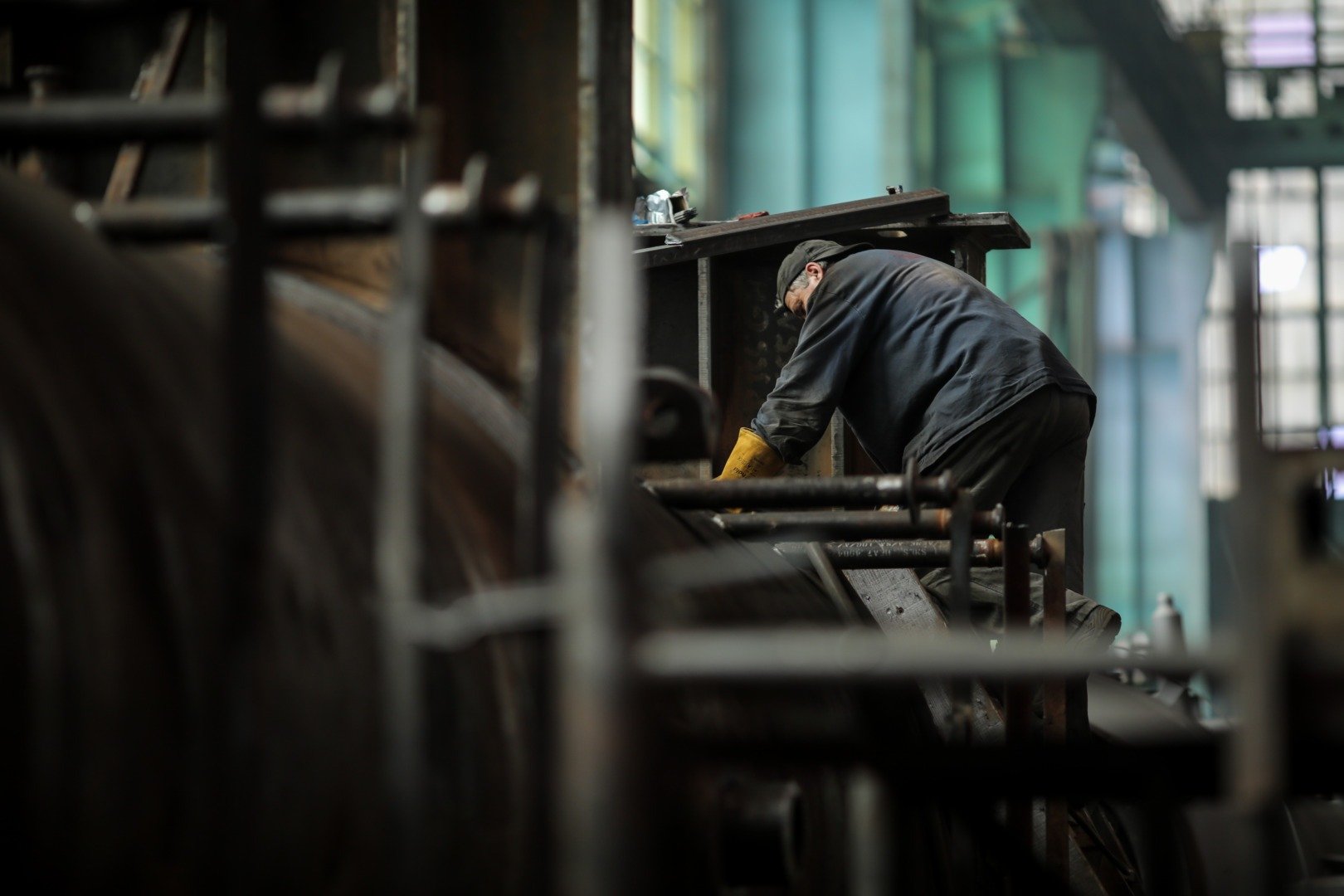 Vesti alarmante pentru economia județului Bistrița-Năsăud: în ianuarie 2026, aproape 340 de angajați vor deveni victime ale unui val puternic de concedieri colective, în contextul unor dificultăți financiare majore care au cuprins doi dintre cei mai mari angajatori din zonă