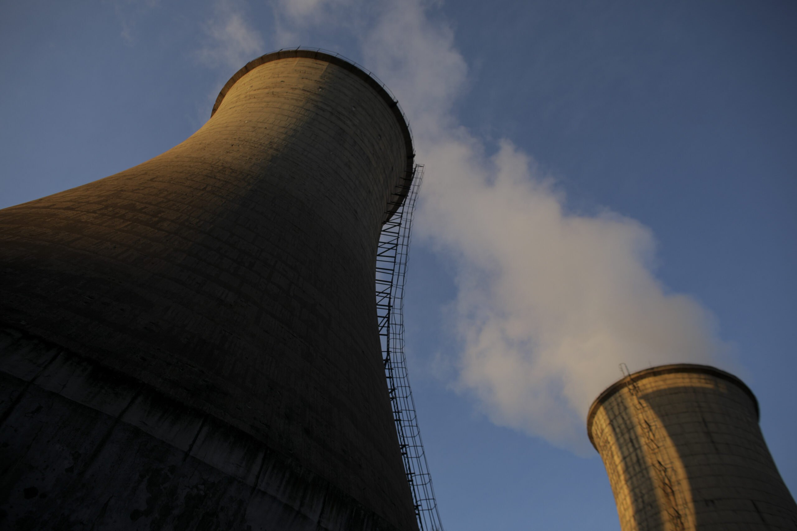 Elcen anunță că sistemul de încălzire din București funcționează peste limitele normale, adăugând aproximativ 300 de tone de apă pe oră peste limita de avarie, într-un moment în care temperaturile coboară dramatic, iar bucureștenii se confruntă cu riscul de a nu avea apă caldă și căldură în apartamente