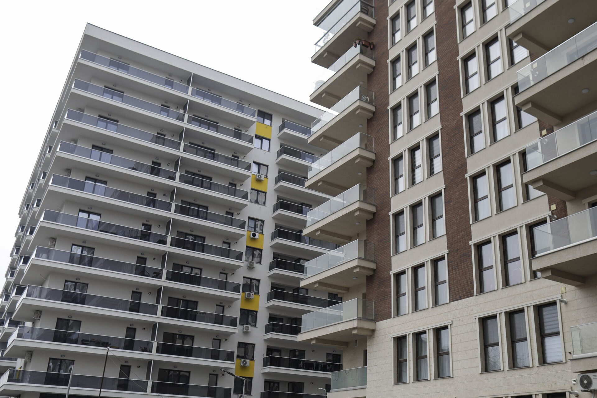 Piața imobiliară din București în 2025: Discrepanțe uriașe de preț și cerere sporită în zonele centrale Anul 2025 marchează o dinamică clară pe piața imobiliară din București, unde diferențele de preț între cartiere sunt mai evidente ca niciodată