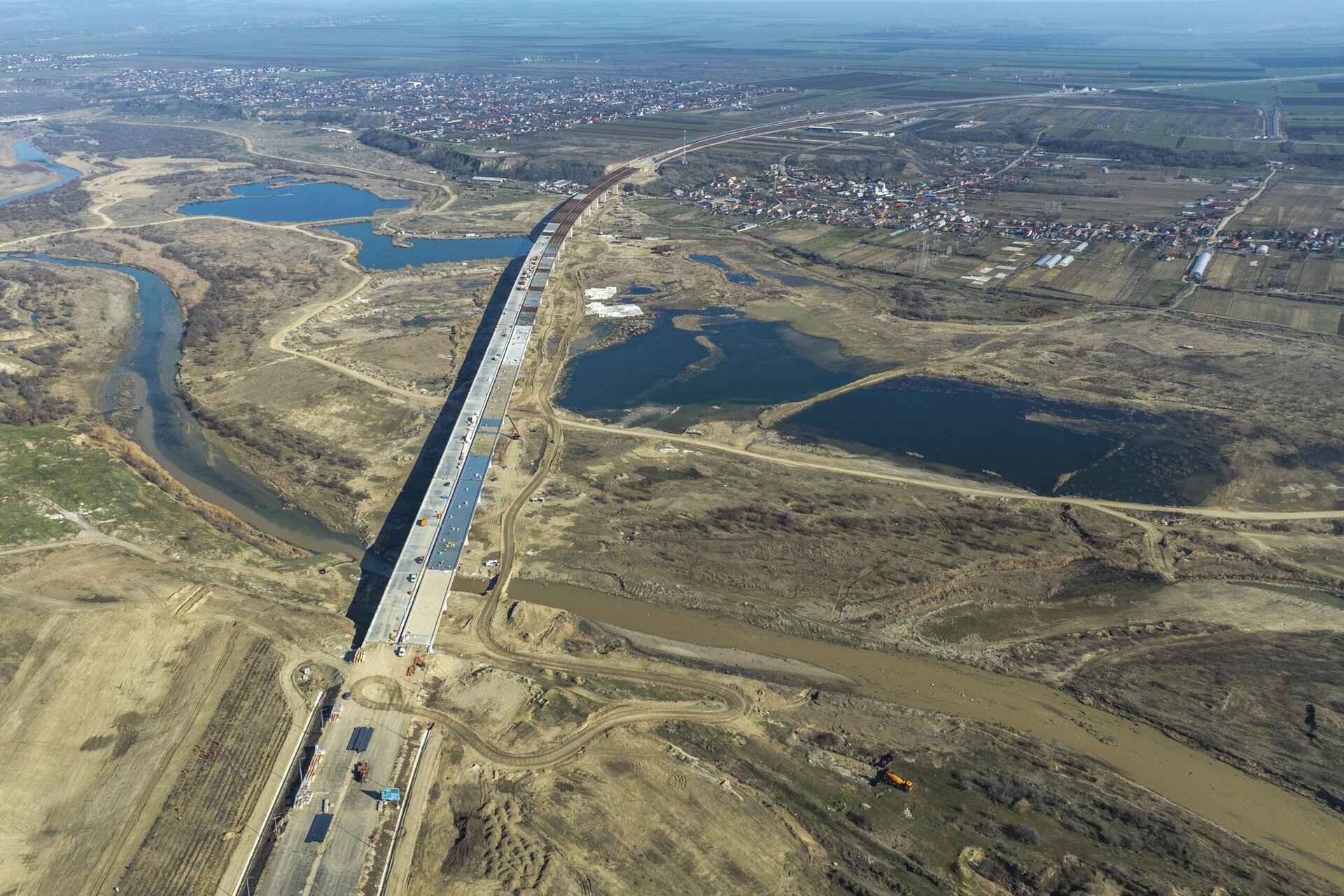 Autostrada Moldovei, un proiect de infrastructură de importanță strategică pentru regiunea de Nord-Est a țării, se confruntă cu noi provocări tehnice și întârzieri majore, deși purtămând deja un an de la inaugurarea primului lot