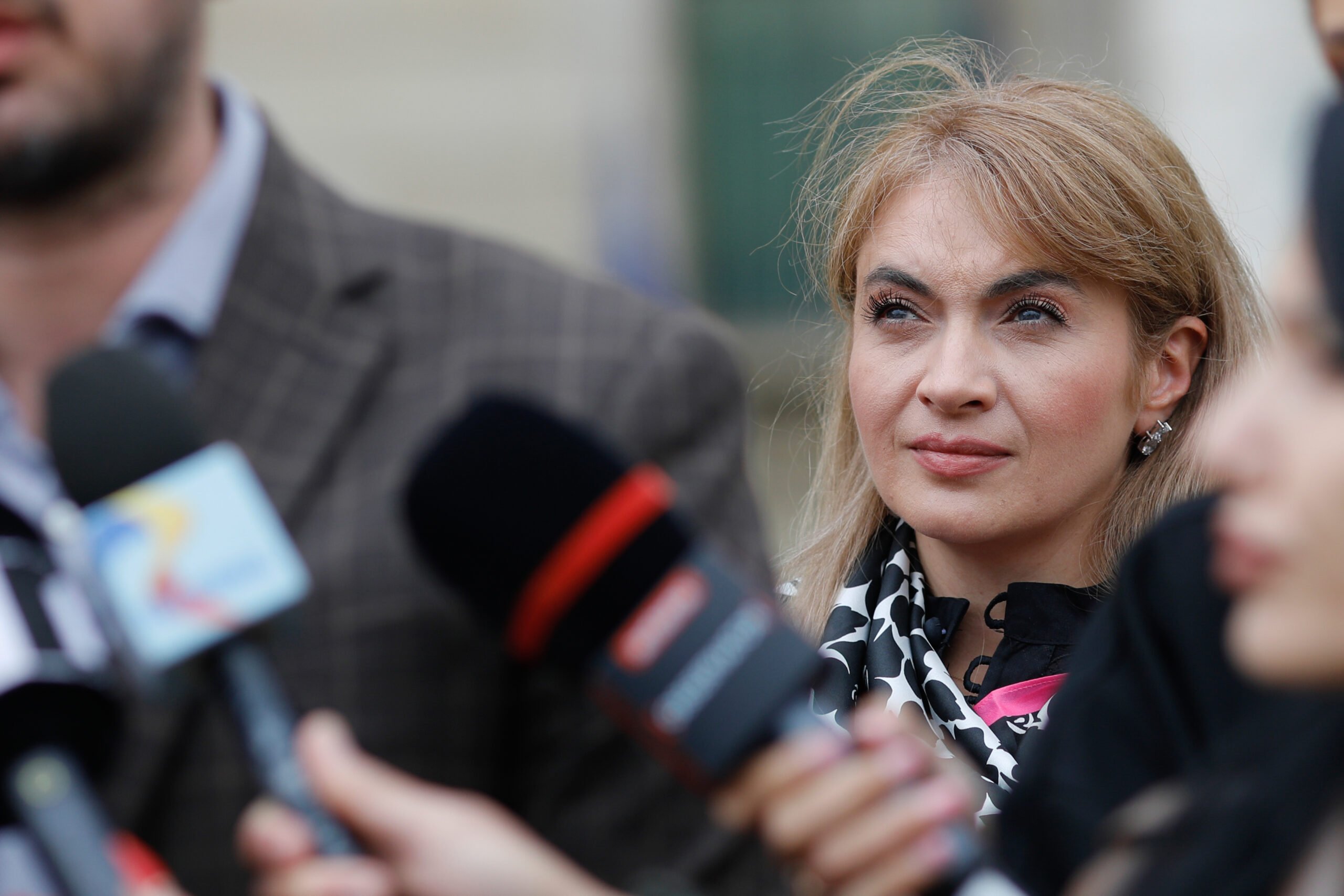 Avocata Silvia Uscov contestă numiririle judecătorilor CCR, Dacian Dragoș și Mihai Bucuioc, într-un nou val de acțiuni juridice împotriva deciziilor de numire Luni, în fața Curții de Apel București, avocata Silvia Uscov a depus două noi acțiuni în justiție menite să conteste numirile judecătorilor Curții Constituționale, Dacian Dragoș și Mihai Bucuioc