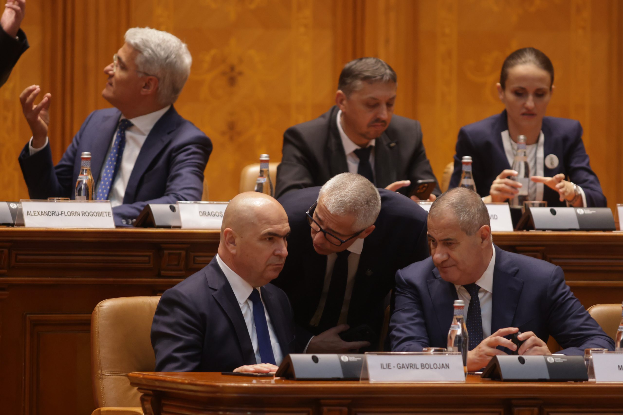 Critici pentru Bolojan după scandalul de plagiat al ministrului Justiției Reacția premierului Ilie Bolojan la acuzațiile de plagiat care planează asupra ministrului Justiției, Radu Marinescu, a stârnit un val de controverse și critici, în special din partea jurnalistei Emilia Șercan, cea care a adus în atenție acest caz