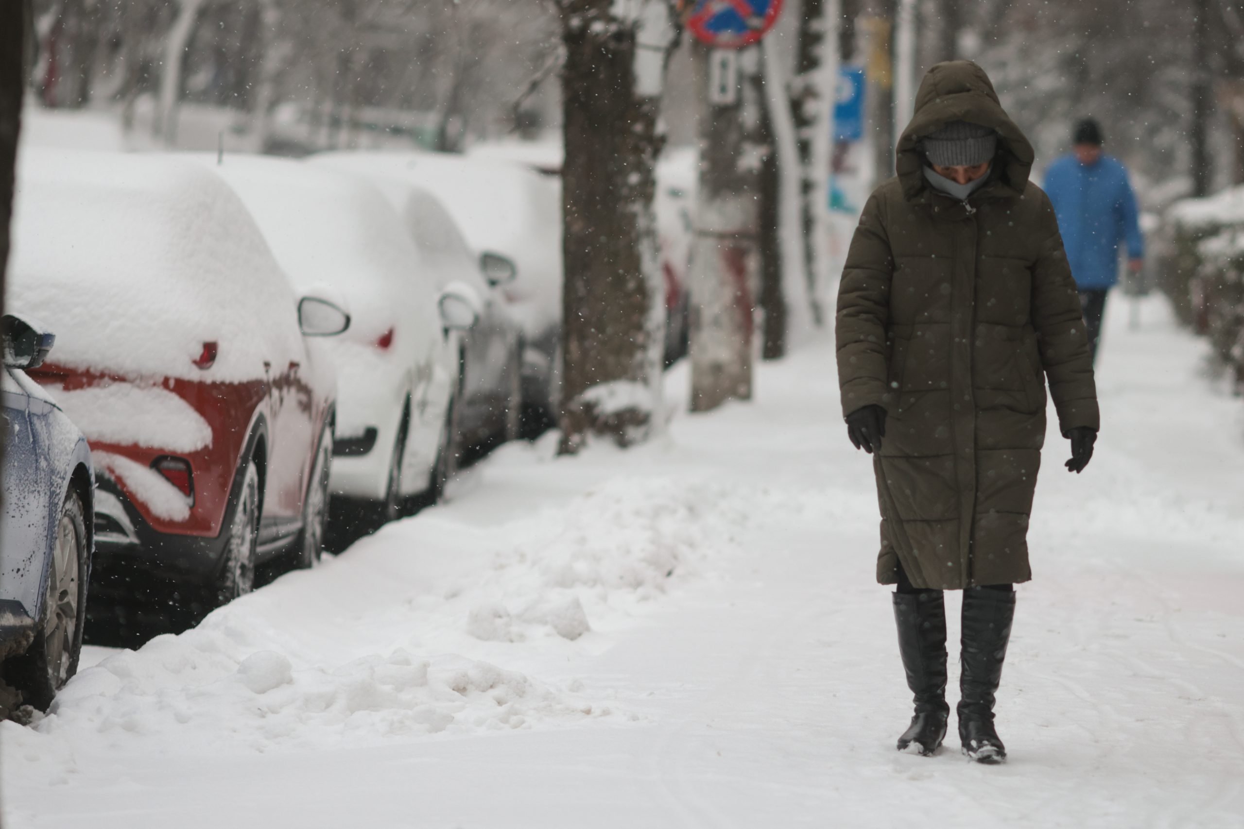 Gerul revine: Temperaturile scad brusc în România După zile de iarnă blândă, meteorologii anunță o revenire a gerului în România, începând din noaptea de sâmbătă spre duminică