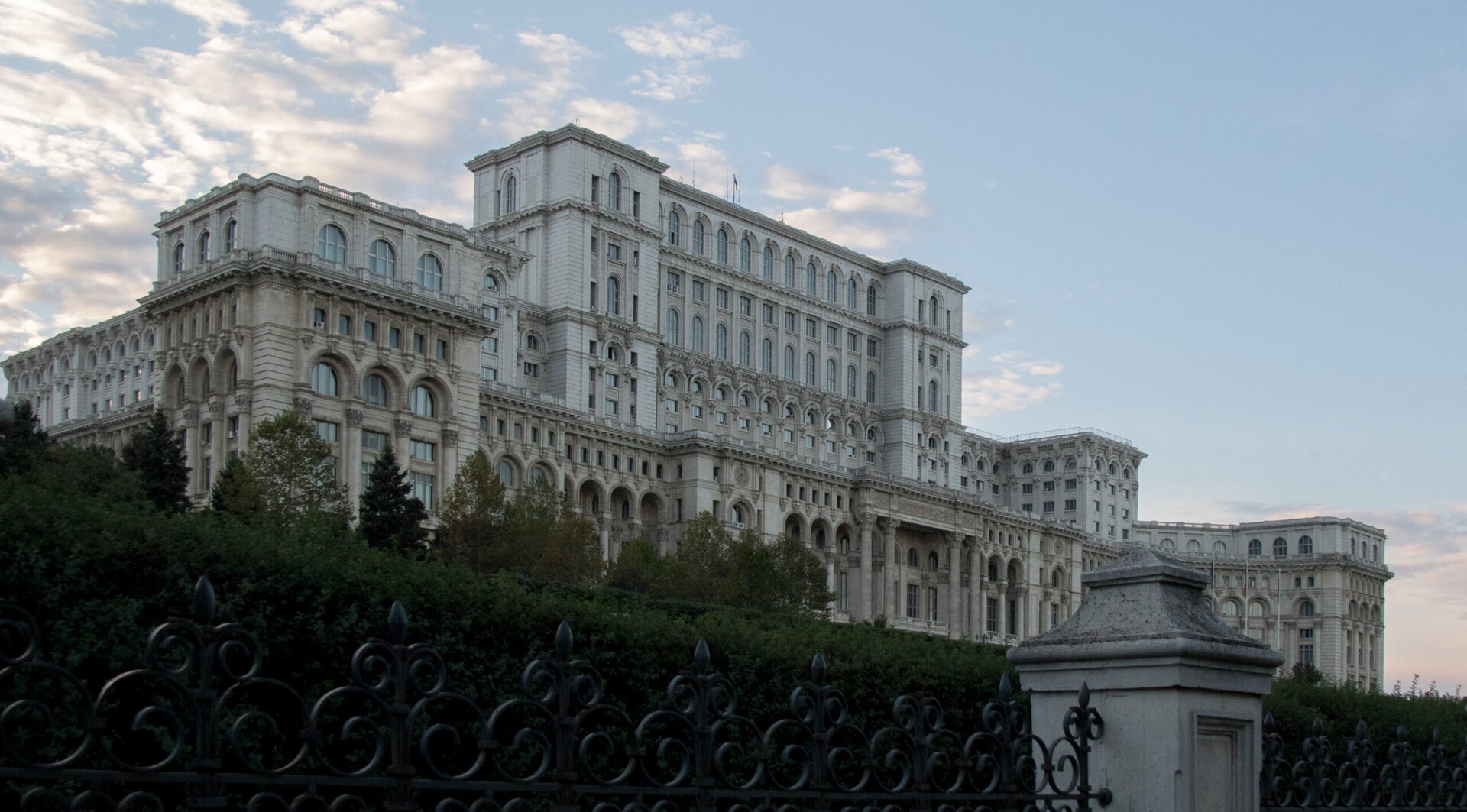 Apa Nova anunță întreruperea apei la Palatul Parlamentului