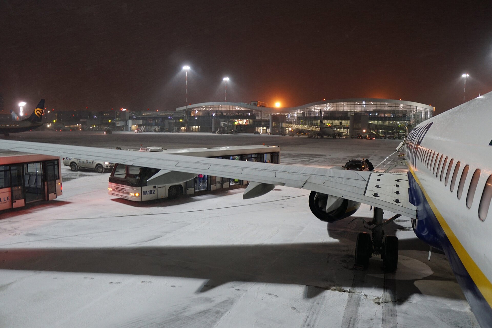 Trafic în condiții de iarnă pe aeroporturile din București, după ninsorile din weekend În ciuda ninsorii semnificative care a afectat Capitala sâmbătă noaptea, traficul aerian de pe cele două aeroporturi ale Bucureștiului – Otopeni și Băneasa – funcționează în parametri normali, în condiții de iarnă