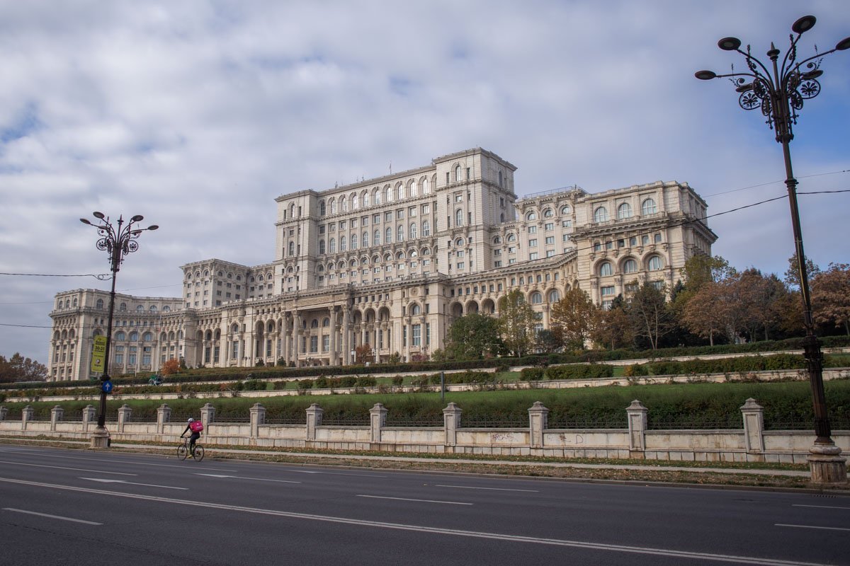 Camera Deputaților atribuie din nou concesiunea bufetului din Palatul Parlamentului către o firmă privată, contract estimat la 1,8 milioane de lei