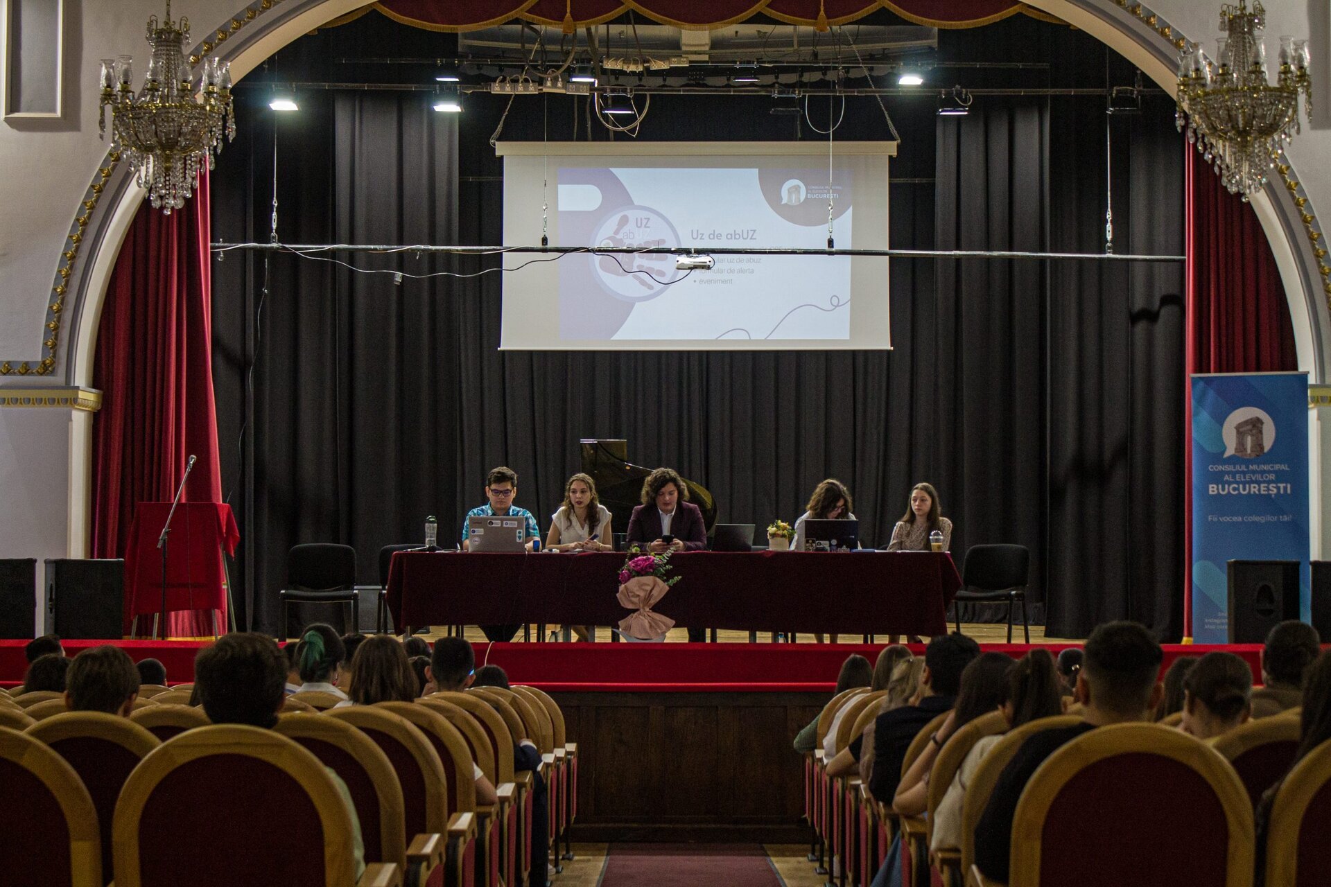 Autoritatea și informarea elevilor din București, două aspecte esențiale ale vieții școlare, rămân în urmă în cuvintele tinerilor și ale cadrelor didactice